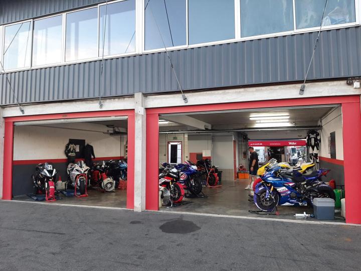 Garage moto, Tours