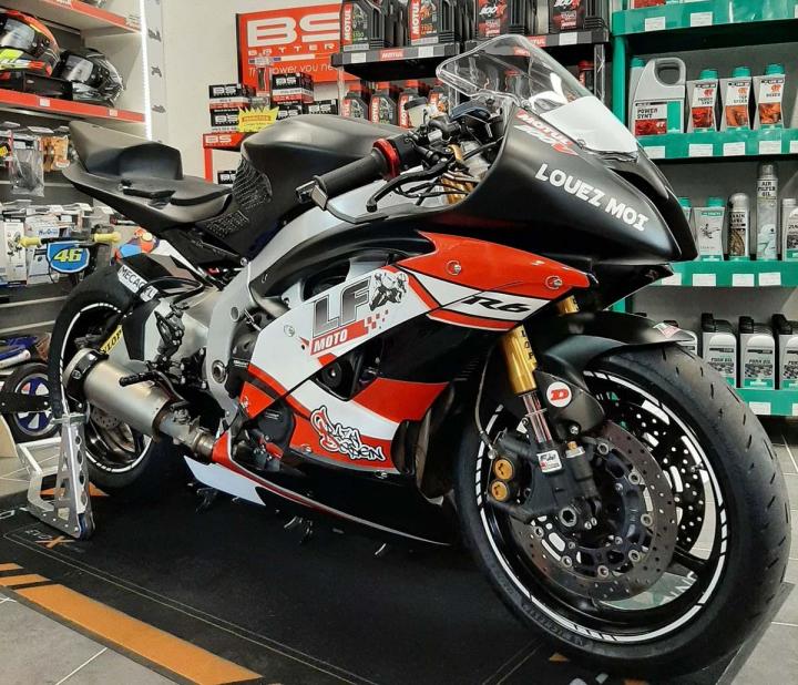 Notre garage propose la location de deux modèles de motos de course : le R6 et le MT07.