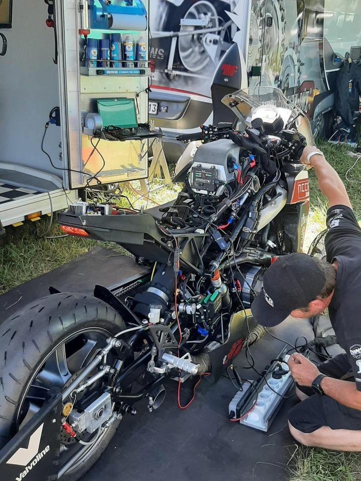 Préparation de moto de course, Tours